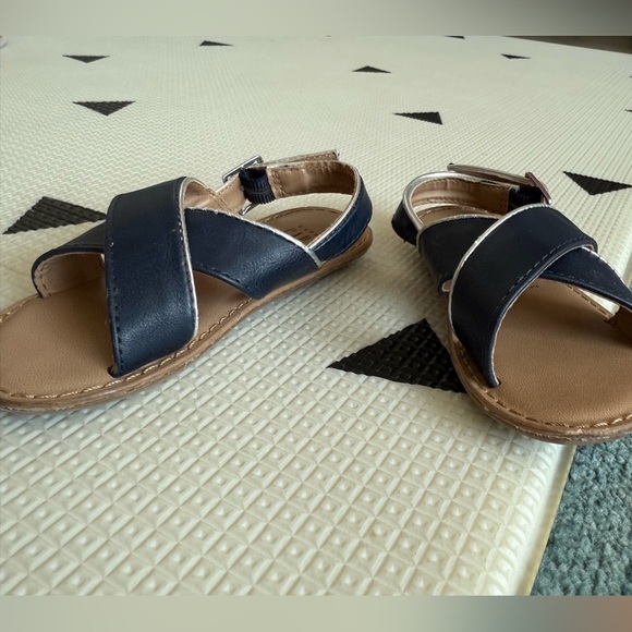 Baby GAP|Baby girl toddler Navy and Tan Kids Summer Sandals with ankle strap•7 - Picture 3 of 6